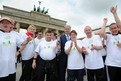 Auch der Regierende Bürgermeister von Berlin, Klaus Wowereit, begrüßte die Läuferinnen und Läufer auf ihrer Etappe am Brandenburger Tor. (Foto: Juri Reetz)