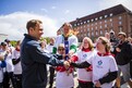 Philip Schüller, Leiter vom Amt für Sportförderung der Stadt Kiel, hat die Fackel entgegen genommen. Foto: SOSH/Sarah Rauch