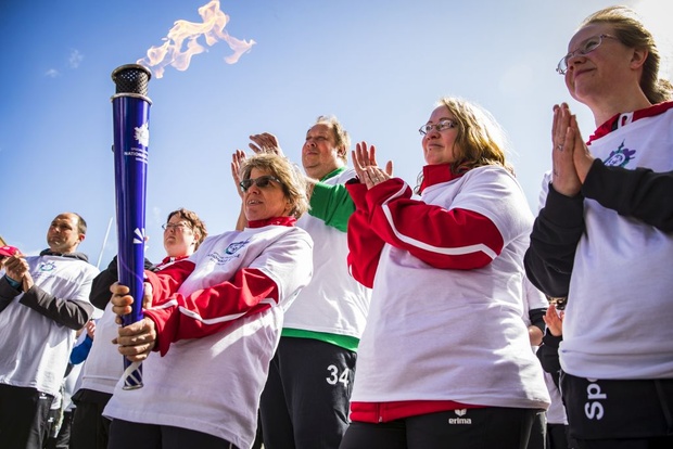 Der Athletenrat von Special Olympics Schleswig-Holstein mit der Fackel. Foto: SOSH/Sarah Rauch
