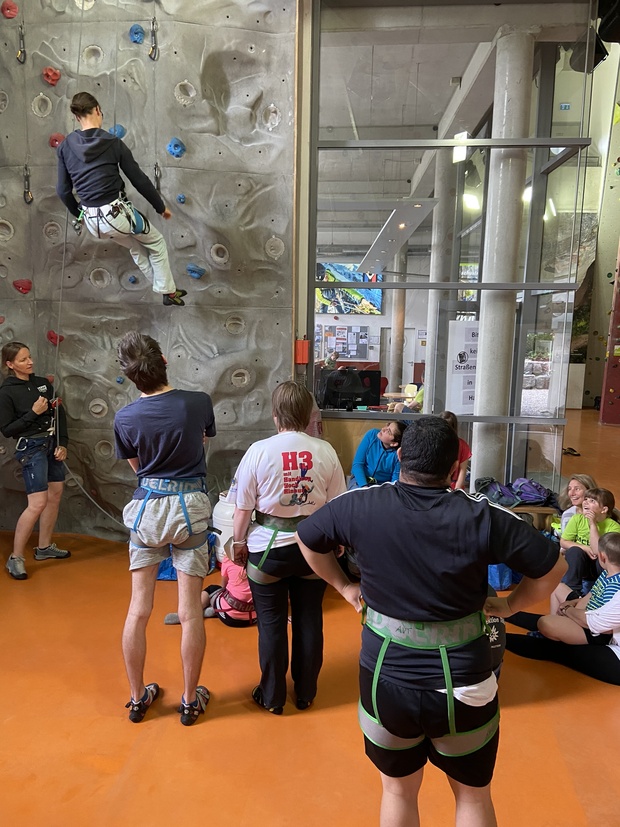Interessierte Sportlerinnen und Sportler beim Schnuppertag Klettern im DAV Kletter- und Boulderzentrum Oberbayern Süd e.V. (Bild: SOBY/ Gaßner)