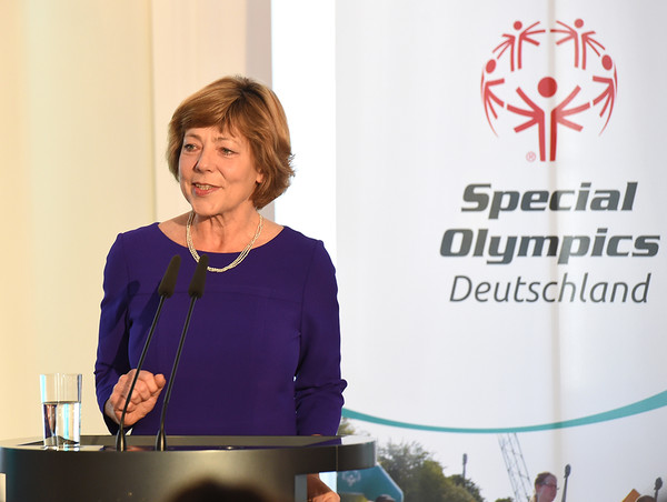 Daniela Schadt, Schirmherrin von Special Olympics Deutschland, hält die Begrüßungsrede beim Festakt in Schloss Bellevue. (Foto: SOD/Juri Reetz)