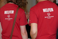 Die roten Shirts der Helfer sind unter den vielen Teilnehmern immer gut zu erkennen. Foto: ADAC/Tom Gonsior