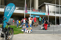 Athleten und Angehörige vor dem Olympiastadion. Dort findet im VIP-Bereich die Teilnehmerakkreditierung statt. Foto: ADAC/Tom Gonsior