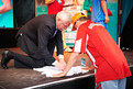 Auch für Autogramme nahm sich der bayerische Wirtschaftsminister Zeit. Hier signiert Martin Zeil das T-Shirt von Martin Wied. Foto: ADAC/Tom Gonsior
