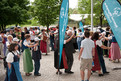 Die Teilnehmer werden bei der Akkreditierung mit bayerischer Musik und Tanz begrüßt. Foto: ADAC/Julia Krüger