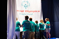 Mitglieder des Organisations-Teams holen gemeinsam die Special Olympics Fahne ein. Foto: ADAC/Tom Gonsior