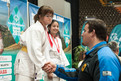 Andreas Tölzer, Judo-Vizeweltmeister, gratuliert Carolin Anzinger zur Goldmedaille in der Leistungsgruppe 3. Foto: SOD/Jörg Brüggemann