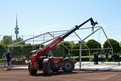 Beim Aufbau der großen Zelte kommt schweres Gerät zum Einsatz. Foto: ADAC/Tom Gonsior