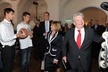 Bundespräsident Joachim Gauck betritt den Saal und wird von den Athleten empfangen. Foto: SOD/Juri Reetz