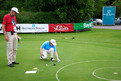 Sabine Otte legt sich den Golfball zurecht. Foto: ADAC/Tom Gonsior