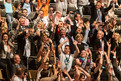 21.05.2012 - Laola - Bundespräsident Joachim Gauck lies sich sofort von der grandiosen Stimmung anstecken und feierte selbst bei der Laolawelle mit. Foto: SOD/Stefan Holtzem