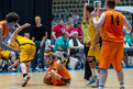 Auch am Boden wird um den Ball gekämpft. Voller Einsatz von Marcel Springer. Foto: SOD/Stefan Holtzem