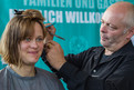 Friseur Georg Empl gibt Athletin Nicole Arndt von der Heinrich Kimmle Stiftung eine neue Frisur. Foto: SOD/Stefan Holtzem