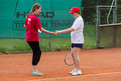 Volunteer Marie Baumgartner übergibt Florian Grünberger den Spielball. Foto: SOD/Stefan Holtzem