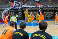 Die Spieler aus Neuendettelsau Bereich Wohnen (gelb) und vom TSV Hagen Unified (orange) beim Unified-Basketball in der großen Olympiahalle. Foto: SOD/Stefan Holtzem