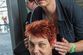 Friseurin Julia Trautmannsberger schaut, ob bei Ulrike Galdler die Frisur ordentlich sitzt. Foto: SOD/Stefan Holtzem