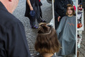 Georg Empl, Promifriseur aus München, zeigt Nicole Arndt wie er ihr die Haare schneiden wird. Foto: SOD/Stefan Holtzem
