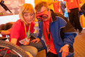 Die Promille-Brille macht es Athlet Matthias Heinrich nicht einfach, gemeinsam mit Helferin Daniela Baier ein Fahrrad aufzuschließen. Foto: ADAC /Julia Krüger