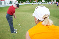 Athlet Kai Sehmer nimmt die Tipps von Golf-Profi Martina Eberl-Ellis entgegen - mit Erfolg. Foto: ADAC/Tom Gonsior