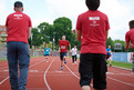 Volunteers nehmen die Athleten im Ziel in Empfang, um gemeinsam mit ihnen zu jubeln. Foto: ADAC/Tom Gonsior
