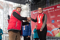 Dr. Bernhard Conrads, Erster Vizepräsident von Special Olympics Deutschland, gratuliert Jaqueline Polednik zur Silbermedaille. (Foto: SOD/Luca Siermann)
