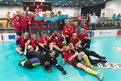Das Floorball-Team freut sich mit weiteren Delegationsmitgliedern über den 2:1 Sieg über das Team aus Österreich. (Foto: SOD/Luca Siermann)