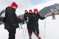 Kritisch beäugt Philipp Stäbler, Trainer der Snowboarder, die besonderen Langlaufskier, auf denen Tanja Helminger, Stefanie Wiegel und Stephan Patyk stehen. (Foto: SOD/Luca Siermann)