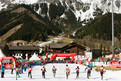 Die 100 m Strecke der Schneeschuhläufer wird von Zuschauern gesäumt, die die Athleten lautstark anfeuern. (Foto: SOD/Jörg Brüggemann OSTKREUZ)