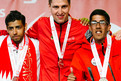 Markus Protte hat seine Goldmedaille erhalten. Neben ihm Athleten aus Bahrain und Argentinien, die Silber und Bronze gewannen. (Foto: SOD/Jörg Brüggemann OSTKREUZ)