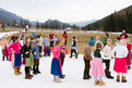 Schüler des Cool School Projektes überraschten die Schneeschuhläufer mit einem Tanz. (Foto: SOD/Jörg Brüggemann OSTKREUZ)