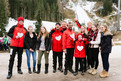 Das Schneeschuhlauf-Team mit Schülerinnen des Cool School Projektes. (Foto: SOD/Jörg Brüggemann OSTKREUZ)