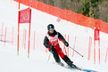 Pascal Langwieder umfährt die Tore der Ski Alpin-Strecke. (Foto: SOD/Jörg Brüggemann OSTKREUZ)