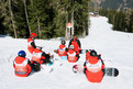 Das Snowboard-Team bespricht nach der Hangbegehung die Taktik für die Wettbewerbe. (Foto: SOD/Jörg Brüggemann OSTKREUZ)