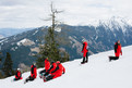 Das Snowboard-Team genießt die Aussicht auf die Berge. (Foto: SOD/Jörg Brüggemann OSTKREUZ)