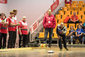 Beim Stocksport zählt die Teamleistung. Der Wurf von Johann Loher wird von seinen Teamkollegen verfolgt. (Foto: SOD/Luca Siermann)