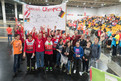 Das Stocksport-Team 1 jubelt schon vor dem Spiel gegen Österreich gemeinsam mit den Fans. (Foto: SOD/Luca Siermann)