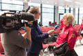Athletensprecherin Johanna Heins stand dem Bayerischen Rundfunk im Anschluss an die Verabschiedung für ein Interview zu Verfügung. (Foto: SOD/Luca Siermann)