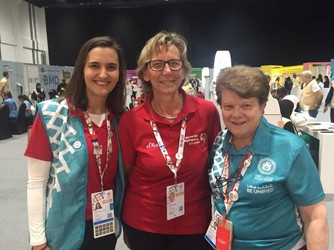 Marion Giesecke als Volunteerin bei den Weltspielen 2019 in Abu Dhabi mit Alice Lenihan- Global Clinical Advisor und Peyton Purcell- Senior Manager Health Promotion. Foto: Frank Giesecke