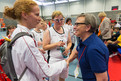 Trainerin Caroline Löhe (links) und Athletin Sandra Simon im Gespräch mit Staatssekretärin Gabriele Lösekrug-Möller (rechts). (Foto: Luca Siermann)