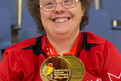 Petra Wilhelm mit ihren Medaillen. Gold im Teamwettbewerb und Bronze im Damen Doppel. (Foto: Luca Siermann)