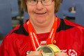 Katrin Rehben mit ihren Medaillen. Gold im Teamwettbewerb und Bronze im Damen Doppel. (Foto: Luca Siermann)