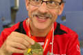 Dieter Schneiderbangern mit seiner Goldmedaille, die er im Teamwettbewerb gewann. Im Herren-Doppel erreichte er mit Michael Simon einen tollen 4. Platz. (Foto: Luca Siermann)
