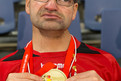 Michael Simon mit seiner Goldmedaille, die er im Teamwettbewerb gewann. Zusammen mit Dieter Schneiderbanger erreichte er im Herren-Doppel einen tollen 4. Platz. (Foto: Luca Siermann)