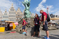 Coach Ronald Böhme, Headcoach Andrea Mönch und David Fellmann (vlnr.) am Brabobrunnen auf dem Grote Markt, der die Entstehung der Stadt Antwerpen darstellt. (Foto: Luca Siermann)