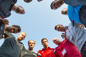 Gemeinsam stark! Das deutsche Fußball-Team mit seinen Trainern vor dem Spiel im kleinen Finale gegen Portugal. (Foto: Luca Siermann)