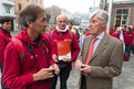 Headcoach Thomas Gindra spricht vor dem Fackellauf mit Guido Kestens (Executive Chairman der Europäischen Spiele). (Foto: Luca Siermann)