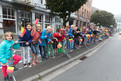 Die Fackelläufer wurden an der Laufstrecke auch von vielen Kindern mit Belgien-Fähnchen angefeuert. (Foto: Luca Siermann)
