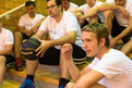 Teambesprechung vor dem Basketball-Training. Sven Hahn (rechts) und Andre Schleiernick (links mit Ball). (Foto: Luca Siermann)