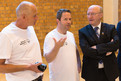 Martin Hötzl (Headcoach Basketball, Mitte) und Harald Spaniol (Coach Basketball, links) stellen Emil Dannemark (Bürgermeister von Bütgenbach) Unified Sport vor. (Foto: Luca Siermann)