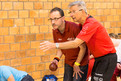 Headcoach Horst Demmelmayr gibt Dieter Schneiderbanger Tipps, wie er seine Technik noch weiter verbessern kann. (Foto: Luca Siermann)